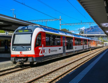 INTERLAKEN, SWitness ZERLAND - 5 Mayıs 2017: ZB Luzern-Interlaken Ekspres treni İsviçre 'deki Interlaken Ost istasyonunda.