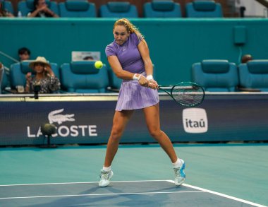 MIAMI GARDENS, FLORIDA - 30 Mart 2025: Rusya 'dan Mirra Andreeva, Diana Shnaider ile oynadığı bayanlar çiftler final maçında Cristina Busca ve Miyu Kato ile Miami' deki Hard Rock Stadyumu 'nda 2025 Miami Open' da karşılaştı.