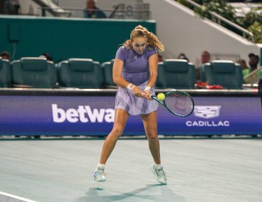 MIAMI GARDENS, FLORIDA - 30 Mart 2025: Rusya 'dan Mirra Andreeva, Diana Shnaider ile oynadığı bayanlar çiftler final maçında Cristina Busca ve Miyu Kato ile Miami' deki Hard Rock Stadyumu 'nda 2025 Miami Open' da karşılaştı.