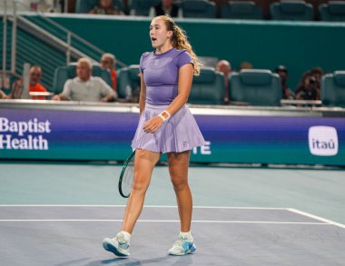 MIAMI GARDENS, FLORIDA - 30 Mart 2025: Rusya 'dan Mirra Andreeva, Diana Shnaider ile Miami' deki Hard Rock Stadyumu 'nda oynanan 2025 Miami Açık' ta Cristina Busca ve Miyu Kato 'ya karşı oynadığı bayanlar çiftler final maçında tepki gösterdi.