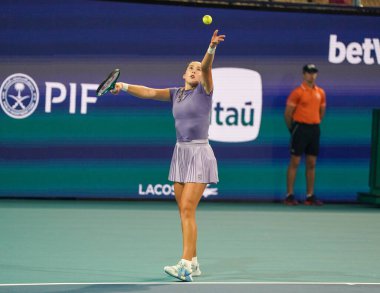 MIAMI GARDENS, FLORIDA - 30 Mart 2025: Rusya 'dan Mirra Andreeva, Diana Shnaider ile oynadığı bayanlar çiftler final maçında Cristina Busca ve Miyu Kato ile Miami' deki Hard Rock Stadyumu 'nda 2025 Miami Open' da karşılaştı.