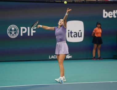 MIAMI GARDENS, FLORIDA - 30 Mart 2025: Rusya 'dan Mirra Andreeva, Diana Shnaider ile oynadığı bayanlar çiftler final maçında Cristina Busca ve Miyu Kato ile Miami' deki Hard Rock Stadyumu 'nda 2025 Miami Open' da karşılaştı.