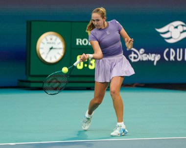 MIAMI GARDENS, FLORIDA - 30 Mart 2025: Rusya 'dan Mirra Andreeva, Diana Shnaider ile oynadığı bayanlar çiftler final maçında Cristina Busca ve Miyu Kato ile Miami' deki Hard Rock Stadyumu 'nda 2025 Miami Open' da karşılaştı.