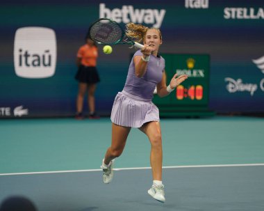 MIAMI GARDENS, FLORIDA - 30 Mart 2025: Rusya 'dan Mirra Andreeva, Diana Shnaider ile oynadığı bayanlar çiftler final maçında Cristina Busca ve Miyu Kato ile Miami' deki Hard Rock Stadyumu 'nda 2025 Miami Open' da karşılaştı.