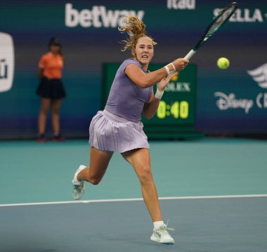 MIAMI GARDENS, FLORIDA - 30 Mart 2025: Rusya 'dan Mirra Andreeva, Diana Shnaider ile oynadığı bayanlar çiftler final maçında Cristina Busca ve Miyu Kato ile Miami' deki Hard Rock Stadyumu 'nda 2025 Miami Open' da karşılaştı.