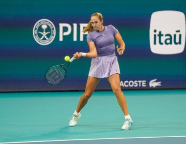 MIAMI GARDENS, FLORIDA - 30 Mart 2025: Rusya 'dan Mirra Andreeva, Diana Shnaider ile oynadığı bayanlar çiftler final maçında Cristina Busca ve Miyu Kato ile Miami' deki Hard Rock Stadyumu 'nda 2025 Miami Open' da karşılaştı.