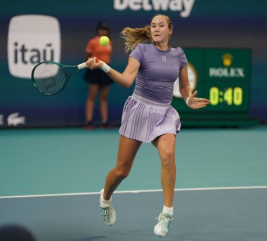 MIAMI GARDENS, FLORIDA - 30 Mart 2025: Rusya 'dan Mirra Andreeva, Diana Shnaider ile oynadığı bayanlar çiftler final maçında Cristina Busca ve Miyu Kato ile Miami' deki Hard Rock Stadyumu 'nda 2025 Miami Open' da karşılaştı.