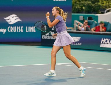 MIAMI GARDENS, FLORIDA - 30 Mart 2025: Rusya 'dan Mirra Andreeva, Diana Shnaider ile Miami' deki Hard Rock Stadyumu 'nda oynanan 2025 Miami Açık' ta Cristina Busca ve Miyu Kato 'ya karşı oynadığı bayanlar çiftler final maçında tepki gösterdi.