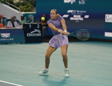 MIAMI GARDENS, FLORIDA - 30 Mart 2025: Rusya 'dan Mirra Andreeva, Diana Shnaider ile oynadığı bayanlar çiftler final maçında Cristina Busca ve Miyu Kato ile Miami' deki Hard Rock Stadyumu 'nda 2025 Miami Open' da karşılaştı.