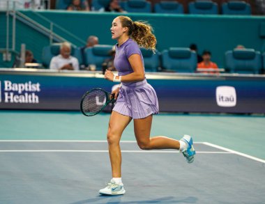 MIAMI GARDENS, FLORIDA - 30 Mart 2025: Rusya 'dan Mirra Andreeva, Diana Shnaider ile Miami' deki Hard Rock Stadyumu 'nda oynanan 2025 Miami Açık' ta Cristina Busca ve Miyu Kato 'ya karşı oynadığı bayanlar çiftler final maçında tepki gösterdi.