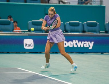 MIAMI GARDENS, FLORIDA - 30 Mart 2025: Rusya 'dan Mirra Andreeva, Diana Shnaider ile Miami' deki Hard Rock Stadyumu 'nda oynanan 2025 Miami Açık' ta Cristina Busca ve Miyu Kato 'ya karşı oynadığı bayanlar çiftler final maçında tepki gösterdi.