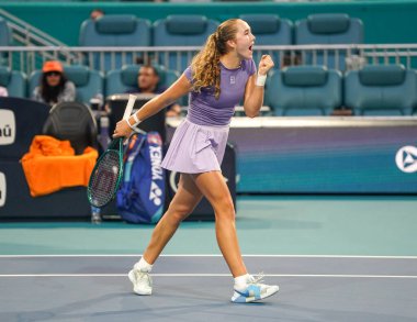 MIAMI GARDENS, FLORIDA - 30 Mart 2025: Rusya 'dan Mirra Andreeva, Diana Shnaider ile Miami' deki Hard Rock Stadyumu 'nda oynanan 2025 Miami Açık' ta Cristina Busca ve Miyu Kato 'ya karşı oynadığı bayanlar çiftler final maçında tepki gösterdi.