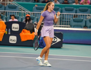 MIAMI GARDENS, FLORIDA - 30 Mart 2025: Rusya 'dan Mirra Andreeva, Diana Shnaider ile Miami' deki Hard Rock Stadyumu 'nda oynanan 2025 Miami Açık' ta Cristina Busca ve Miyu Kato 'ya karşı oynadığı bayanlar çiftler final maçında tepki gösterdi.