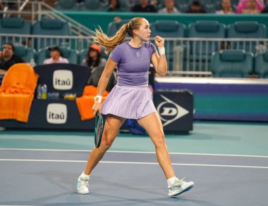 MIAMI GARDENS, FLORIDA - 30 Mart 2025: Rusya 'dan Mirra Andreeva, Diana Shnaider ile Miami' deki Hard Rock Stadyumu 'nda oynanan 2025 Miami Açık' ta Cristina Busca ve Miyu Kato 'ya karşı oynadığı bayanlar çiftler final maçında tepki gösterdi.