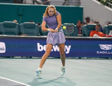 MIAMI GARDENS, FLORIDA - 30 Mart 2025: Rusya 'dan Mirra Andreeva, Diana Shnaider ile oynadığı bayanlar çiftler final maçında Cristina Busca ve Miyu Kato ile Miami' deki Hard Rock Stadyumu 'nda 2025 Miami Open' da karşılaştı.