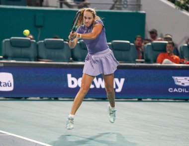 MIAMI GARDENS, FLORIDA - 30 Mart 2025: Rusya 'dan Mirra Andreeva, Diana Shnaider ile oynadığı bayanlar çiftler final maçında Cristina Busca ve Miyu Kato ile Miami' deki Hard Rock Stadyumu 'nda 2025 Miami Open' da karşılaştı.