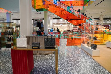 NEW YORK - 13 Temmuz 2025: New York 'taki Saks Fifth Avenue bayrak mağazasında Rem Koolhaas tarafından tasarlanan yürüyen merdivenler