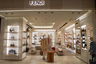 NEW YORK - 13 Temmuz 2025: New York 'taki Saks Fifth Avenue bayrak mağazasındaki Fendi butiği