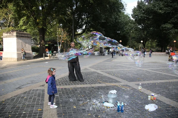 Straat performer oversize bubbels maken voor kinderen in Central Park in New York — Stockfoto