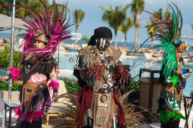 PLAYA MUJERES, MEXICO - 1 Ocak 2020: Meksika 'daki Atelier Playa Mujeres Hotel' de Danca Azteca performansı sırasında yerel halk dansçıları. Dans, yaşayan bir duadır.