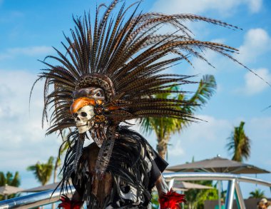 PLAYA MUJERES, MEXICO - 1 Ocak 2020: Meksika 'daki Atelier Playa Mujeres Hotel' de Danca Azteca performansı sırasında yerel halk dansçıları. Dans, yaşayan bir duadır.