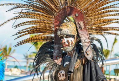 PLAYA MUJERES, MEXICO - 1 Ocak 2020: Meksika 'daki Atelier Playa Mujeres Hotel' de Danca Azteca performansı sırasında yerel halk dansçıları. Dans, yaşayan bir duadır.
