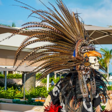 PLAYA MUJERES, MEXICO - 1 Ocak 2020: Meksika 'daki Atelier Playa Mujeres Hotel' de Danca Azteca performansı sırasında yerel halk dansçıları. Dans, yaşayan bir duadır.