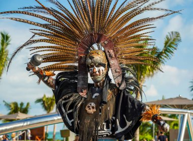 PLAYA MUJERES, MEXICO - 1 Ocak 2020: Meksika 'daki Atelier Playa Mujeres Hotel' de Danca Azteca performansı sırasında yerel halk dansçıları. Dans, yaşayan bir duadır.