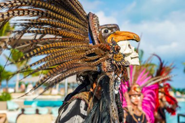 PLAYA MUJERES, MEXICO - 1 Ocak 2020: Meksika 'daki Atelier Playa Mujeres Hotel' de Danca Azteca performansı sırasında yerel halk dansçıları. Dans, yaşayan bir duadır.