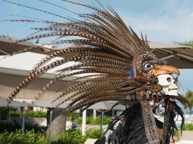 PLAYA MUJERES, MEXICO - 1 Ocak 2020: Meksika 'daki Atelier Playa Mujeres Hotel' de Danca Azteca performansı sırasında yerel halk dansçıları. Dans, yaşayan bir duadır.