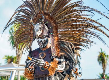 PLAYA MUJERES, MEXICO - 1 Ocak 2020: Meksika 'daki Atelier Playa Mujeres Hotel' de Danca Azteca performansı sırasında yerel halk dansçıları. Dans, yaşayan bir duadır.