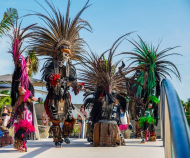PLAYA MUJERES, MEXICO - 1 Ocak 2020: Meksika 'daki Atelier Playa Mujeres Hotel' de Danca Azteca performansı sırasında yerel halk dansçıları. Dans, yaşayan bir duadır.