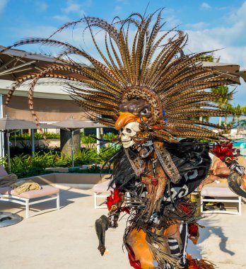 PLAYA MUJERES, MEXICO - 1 Ocak 2020: Meksika 'daki Atelier Playa Mujeres Hotel' de Danca Azteca performansı sırasında yerel halk dansçıları. Dans, yaşayan bir duadır.