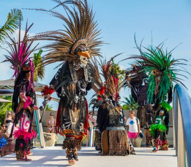 PLAYA MUJERES, MEXICO - 1 Ocak 2020: Meksika 'daki Atelier Playa Mujeres Hotel' de Danca Azteca performansı sırasında yerel halk dansçıları. Dans, yaşayan bir duadır.