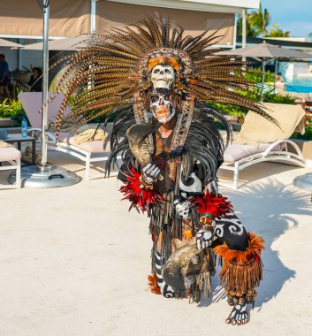 PLAYA MUJERES, MEXICO - 1 Ocak 2020: Meksika 'daki Atelier Playa Mujeres Hotel' de Danca Azteca performansı sırasında yerel halk dansçıları. Dans, yaşayan bir duadır.