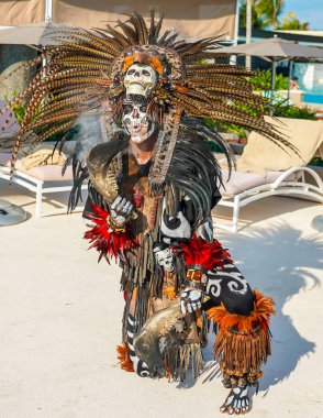 PLAYA MUJERES, MEXICO - 1 Ocak 2020: Meksika 'daki Atelier Playa Mujeres Hotel' de Danca Azteca performansı sırasında yerel halk dansçıları. Dans, yaşayan bir duadır.