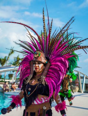 PLAYA MUJERES, MEXICO - 1 Ocak 2020: Meksika 'daki Atelier Playa Mujeres Hotel' de Danca Azteca performansı sırasında yerel halk dansçıları. Dans, yaşayan bir duadır.
