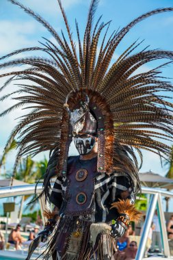 PLAYA MUJERES, MEXICO - 1 Ocak 2020: Meksika 'daki Atelier Playa Mujeres Hotel' de Danca Azteca performansı sırasında yerel halk dansçıları. Dans, yaşayan bir duadır.