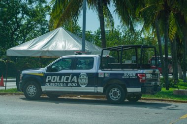 PLAYA DEL CARMEN, MEXICO - 6 Temmuz 2021: Quintana Roo, Meksika 'daki polis kontrol noktası ve güvenlik kulübesinde konuşlanmış yerel bir polis aracı