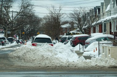 New York 'ta şiddetli kar fırtınası sırasında arabalar kar altında.