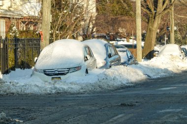 New York 'ta şiddetli kar fırtınası sırasında arabalar kar altında.