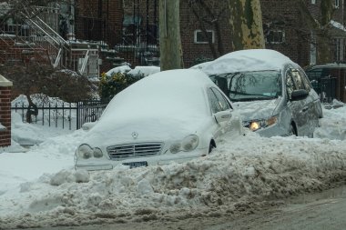New York 'ta şiddetli kar fırtınası sırasında arabalar kar altında.