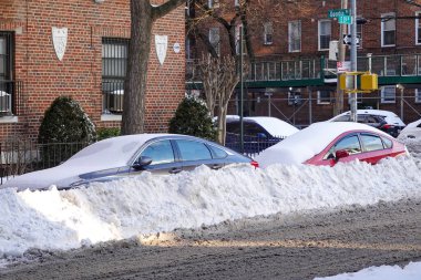 New York 'ta şiddetli kar fırtınası sırasında arabalar kar altında.