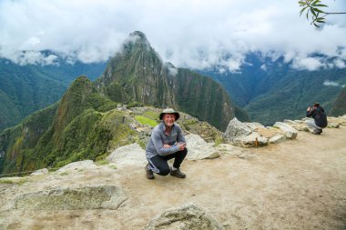 Pachu PICCHU, Peru - 3 Ekim 2016. Machu Picchu 'da birkaç Gezgin, Cusco Bölgesindeki UNESCO Dünya Mirasları Bölgesi