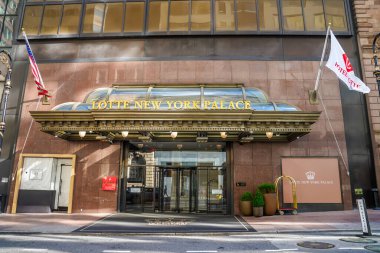 NEW YORK - 13 Temmuz 2025: Manhattan şehir merkezindeki Lotte New York Palace Hotel. Otelin tarihi Villard Evleri ve komşu 55 katlı modern gökdeleni de otelin binaları arasında yer alıyor.