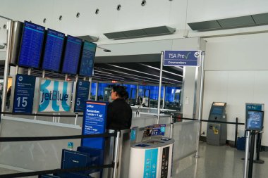 NEW YORK- NOVEMBER 8, 2025: JetBlue 'nun birincil merkezi olan JFK Uluslararası Havalimanı' nın 5 numaralı terminalindeki TSA Ön Deneme girişi