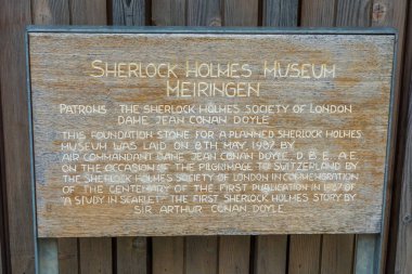 MEIRINGIEN, SWitness ZERLAND - 6 Mayıs 2017: İsviçre 'nin Meiringen kentindeki Sherlock Holmes Müzesinin temel taşı. Taş, Sherlock Holmes 'un ilk öyküsü 