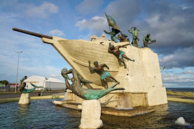 PUNTA ARENAS, ŞİLYA - 30 HAZİRAN 2020: Punta Arenas, Şili 'deki Costanera del Estrecho (kıyı şeridi) üzerinde yer alan çarpıcı bir dönüm noktası olan Schooner Ancud Anıtı (Monumento a los Tripulantes de la Goleta Ancud)