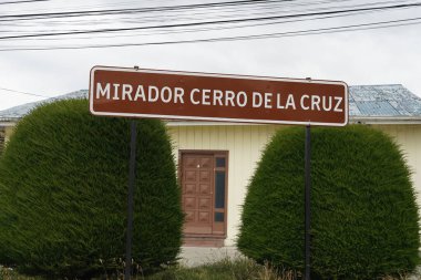 PUNTA ARENAS, Şili - 31 HAZİRAN 2020 Punta Arenas, Şili 'deki gözlem güvertesi Cerro de la Cruz' un işareti