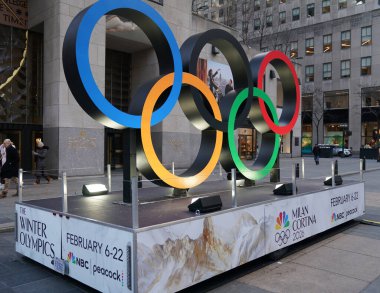 NEW YORK - 5 Şubat 2026: Milano Cortina 'da düzenlenen 2026 Kış Olimpiyatlarını kutlamak için Rockefeller Plaza Center Plaza' daki devasa Olimpiyat Halkaları tesisi.